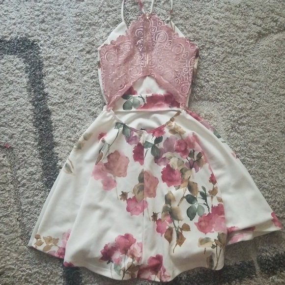 Fun and Flirty Flowery Dress - Picture 2 of 3